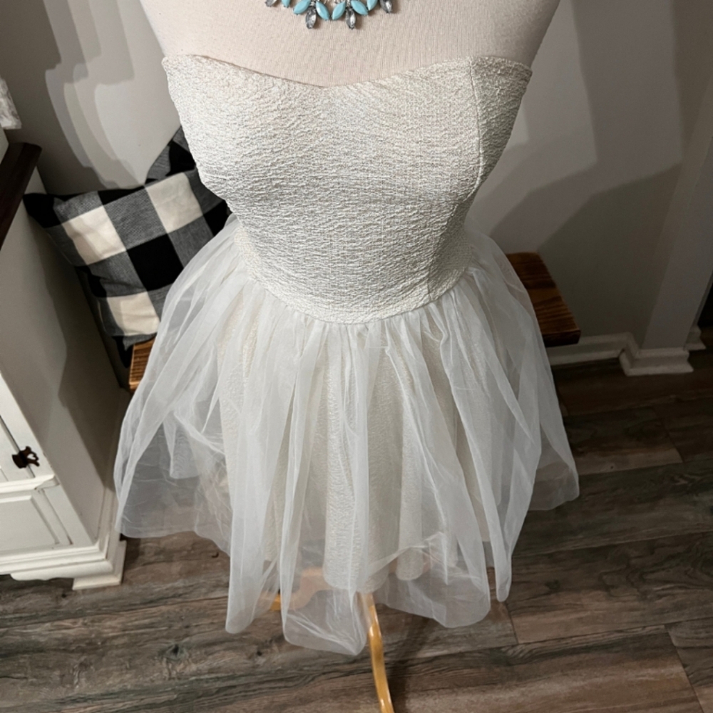 Elegant White Strapless Dress